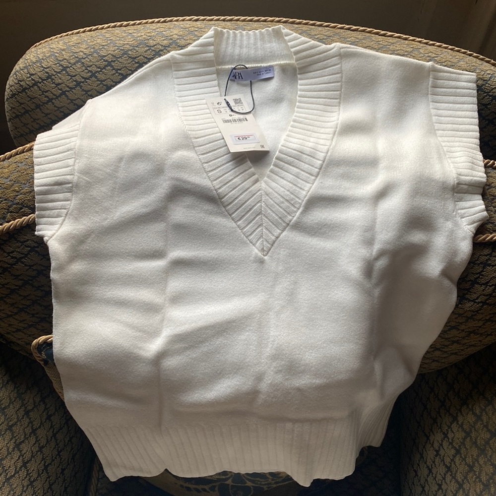 Perfect white cableknit pants and vest. Nice for spring. Comfortable relaxed fit